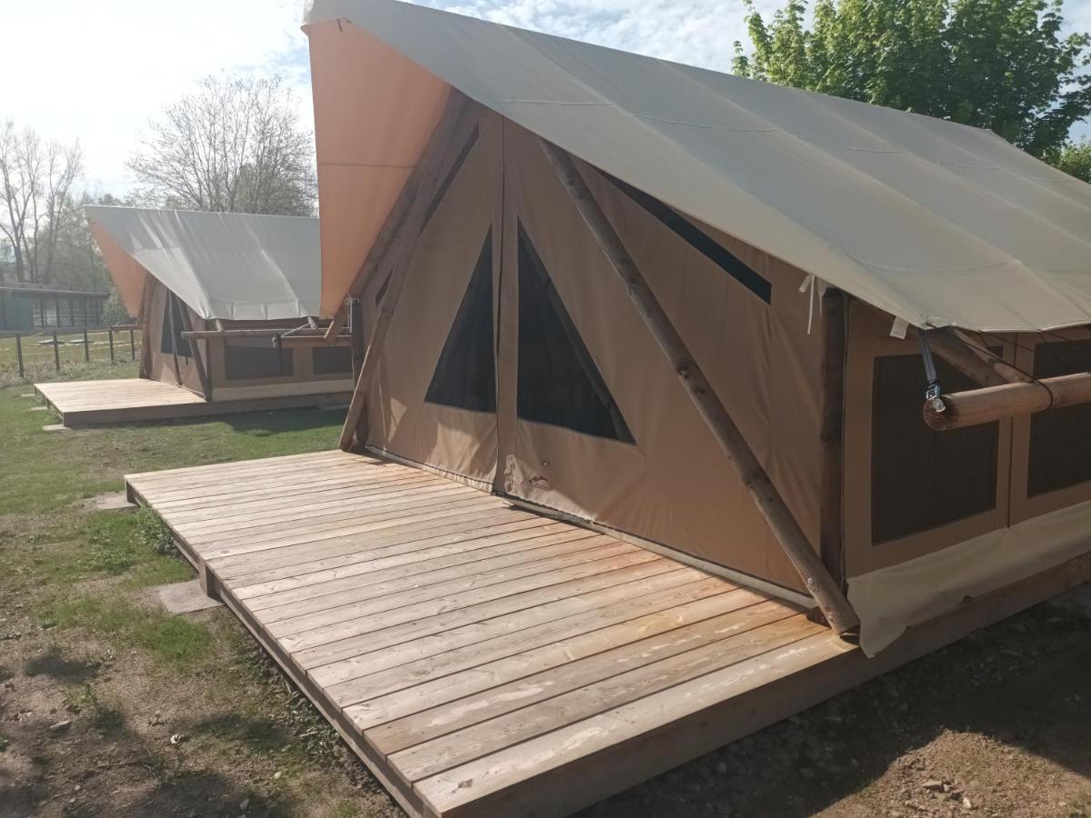 Tente Lodge Pour 5 Personnes En Bordure De La Riviere Allier Au Sein D'Un Petit Camping Saint-Yorre Exterior photo