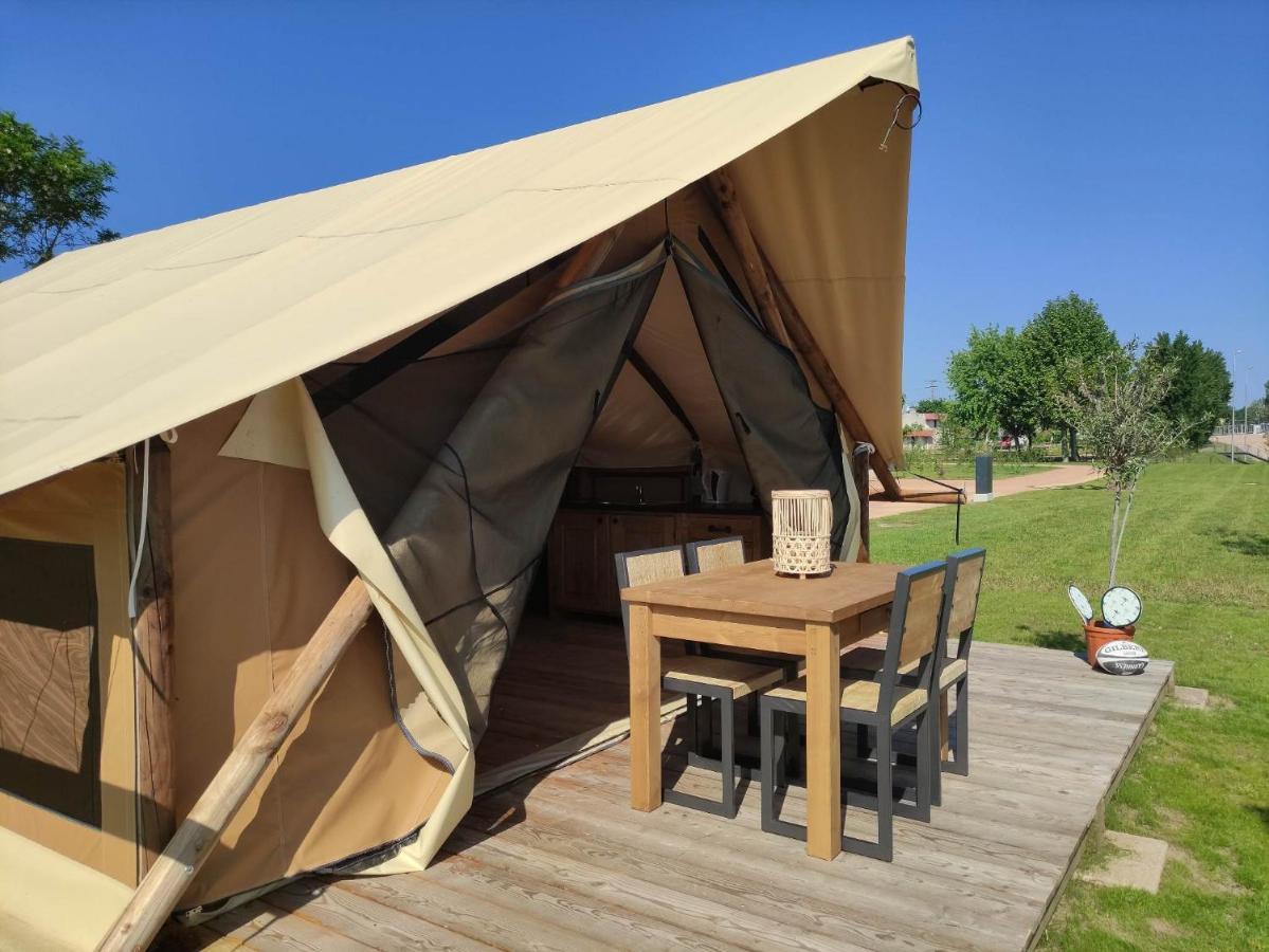 Tente Lodge Pour 5 Personnes En Bordure De La Riviere Allier Au Sein D'Un Petit Camping Saint-Yorre Exterior photo